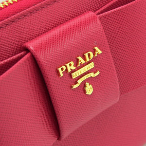 プラダ 長財布 PRADA プラダ 財布 ラウンドファスナー リボン サフィアーノ 型押しレザー ペオニア 1M0506 SAF.FIO