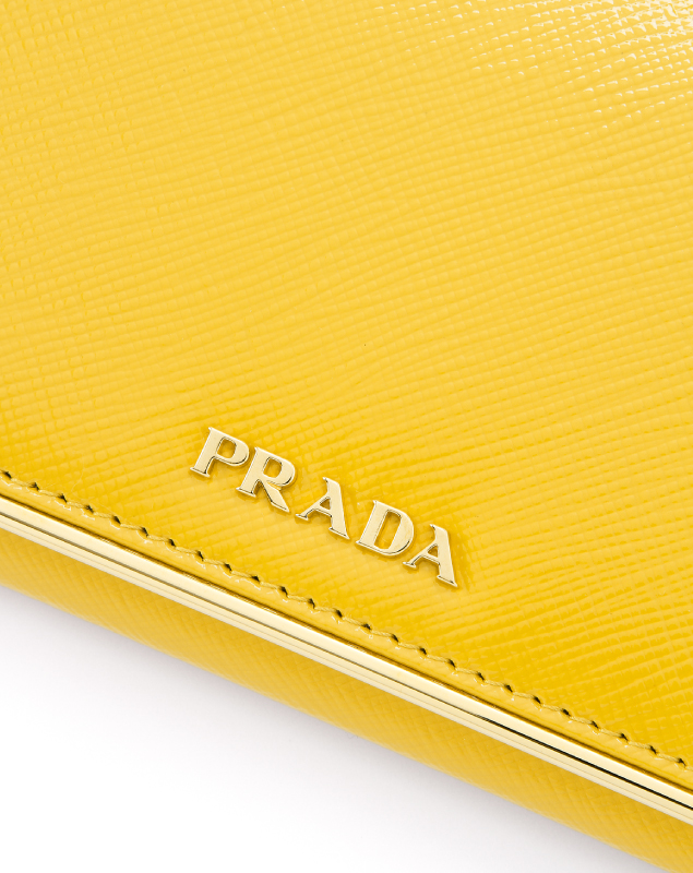 プラダ　2013年春夏新作SAFFIANO VERNICEメタルロゴデザイン 二つ折り長財布 ラージ 1M1244 2A16 F065Y