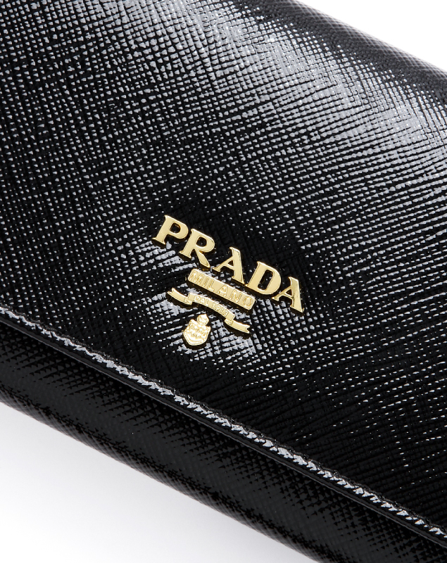 プラダ　2013年春夏新作SAFFIANO VERNICEメタルロゴデザイン 二つ折り長財布 1M1132 2A2D F0002