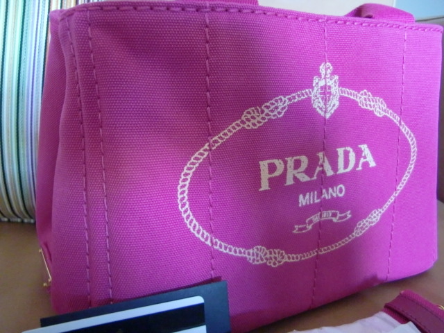 PRADA プラダ ショルダーストラップ付き ロゴ入りキャンバス トートバッグ CANAPA TPMサイズ FUXIA ピンク B2439G 新作